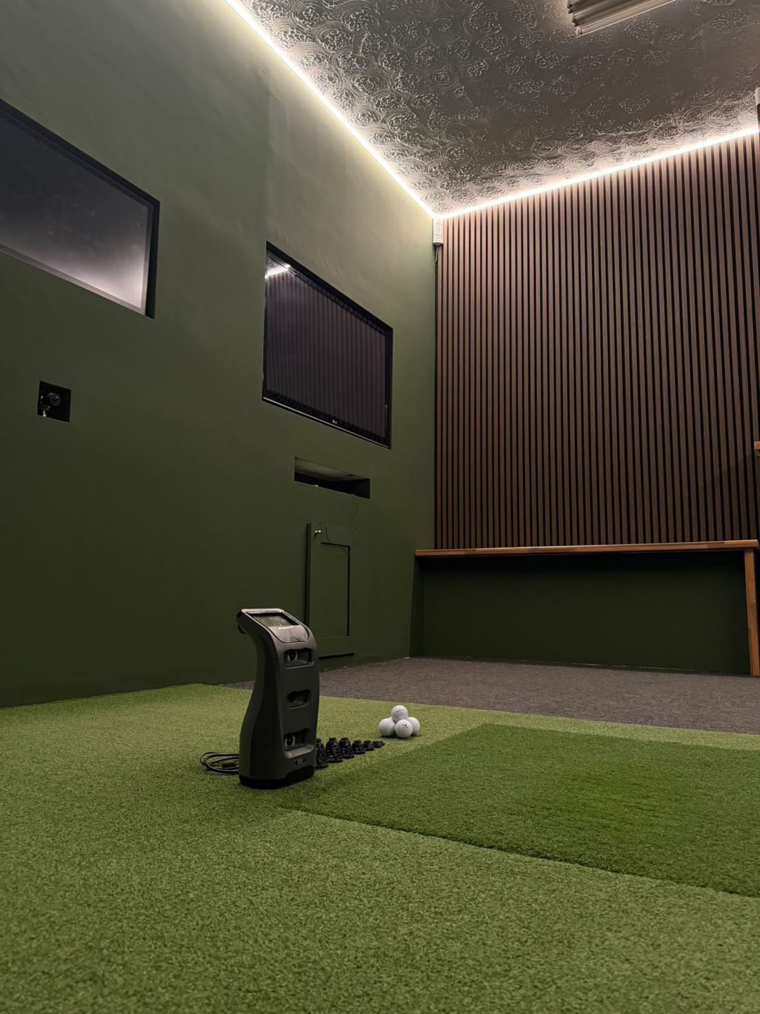 Foresight GC3 launch monitor on the hitting mat